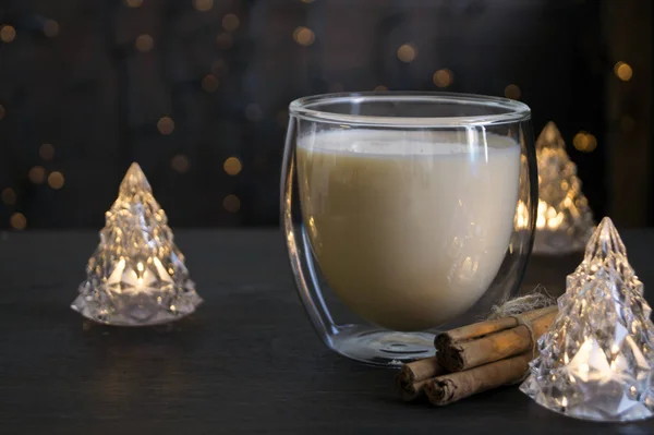 Ognog Coquetel Natal Fundo Leve Uma Caneca Vidro — Fotografia de Stock