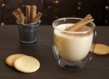 Bir cam kupa hafif bir arka plan üzerinde Noel kokteyl yumurta likörü