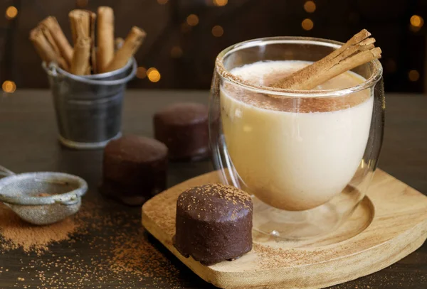 Coctel Navidad Ponche Huevo Sobre Fondo Claro Una Taza Vidrio — Foto de Stock