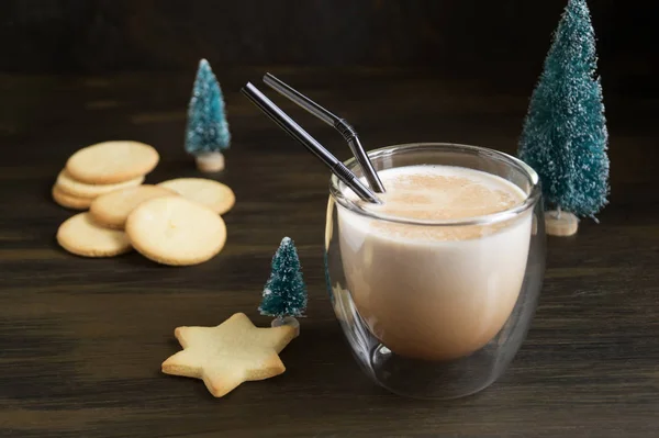 Cocktail Eierlikör Und Kekse Sind Die Sterne Auf Dem Hintergrundlicht — Stockfoto