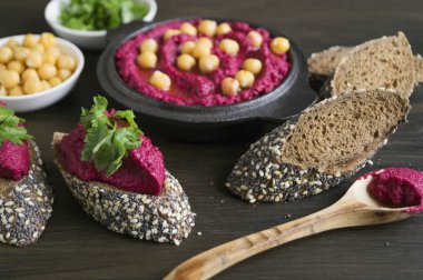 Uygun bir diyet. Pancar humus çavdar ekmeği ile