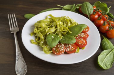 İtalyan makarna için malzemeler kümesi. Siyah arka plan metin için boş alan ile. Makarna, domates, taze kıyma, sarımsak, havuç, soğan, kereviz rustik bir gemide. görünümden için