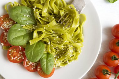 Ispanak tagliatelle mantarlı domates. uygun bir diyet