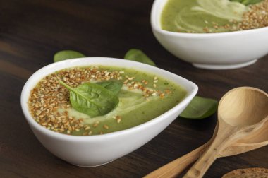 Beyaz bir tabak içinde vejetaryen ıspanak çorbası