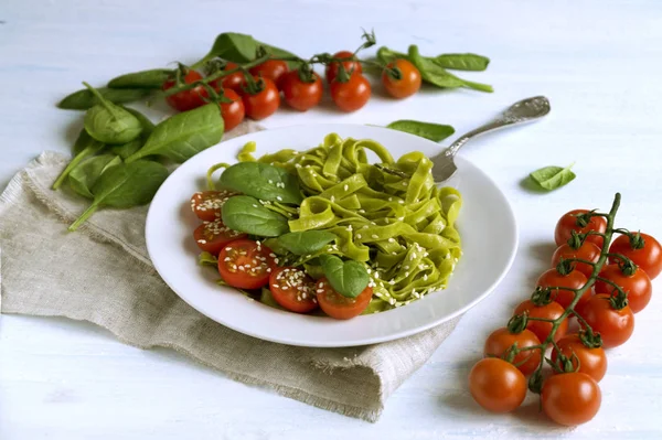 チェリー トマトとほうれん草のタリアテッレ 適切な食事 — ストック写真