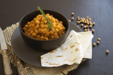 Baharatlı sosta pişmiş Türk nohutu. Doğu yemeği.