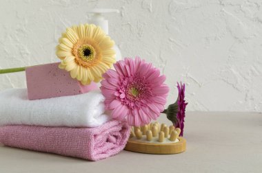 Doğal el yapımı sabun, lif ve ahşap zemin üzerine havlu