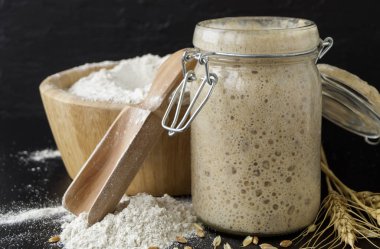 Ev yapımı ekmek için cam kavanozda aktif çavdar ekmeği.