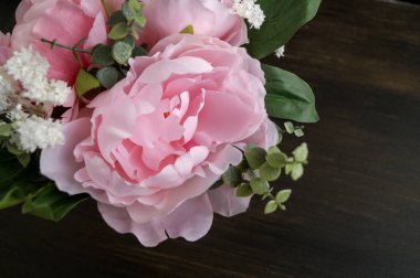 Siyah bir zemin üzerine pembe yapay peonies