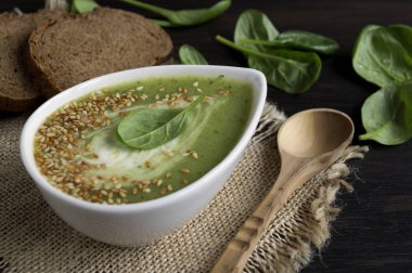 Beyaz bir tabak içinde vejetaryen ıspanak çorbası