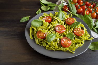 Ispanak tagliatelle mantarlı domates. uygun bir diyet