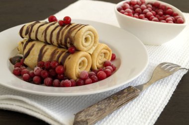 çilek ve çikolata sauc ile krep bükümlü