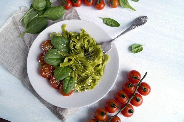 チェリー トマトとほうれん草のタリアテッレ 適切な食事 — ストック写真