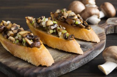 Fried baget dilimleri mantar, sarımsak ve otlar ile