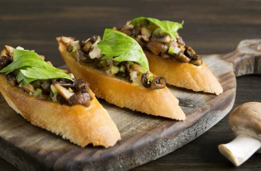 Fried baget dilimleri mantar, sarımsak ve otlar ile