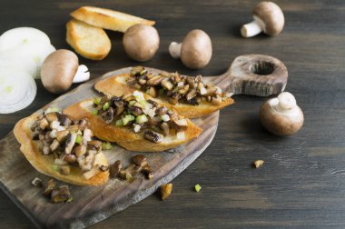 Fried baget dilimleri mantar, sarımsak ve otlar ile