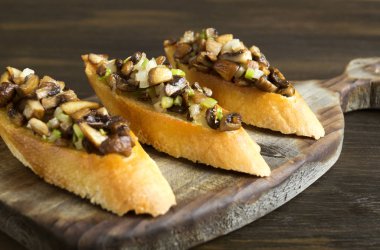 Fried baget dilimleri mantar, sarımsak ve otlar ile