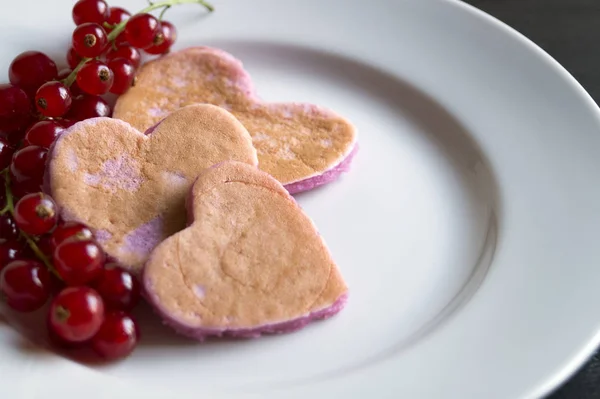 Herzförmige Pfannkuchen Mit Johannisbeere Für Valentinstag — Stockfoto