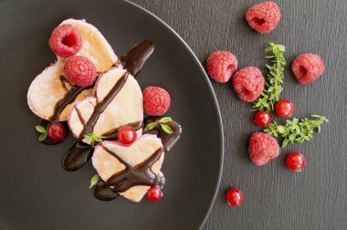 Krep frenk üzümü ile Sevgililer günü için kalp şeklinde