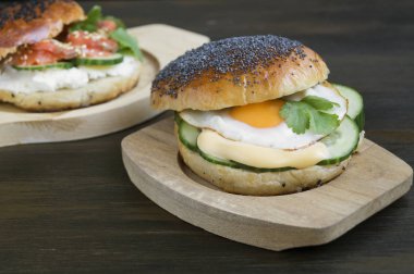 ahşap zemin üzerine yumurta ve salatalık sandviç