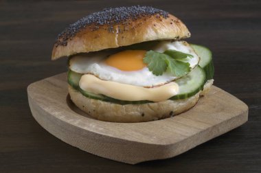 ahşap zemin üzerine yumurta ve salatalık sandviç