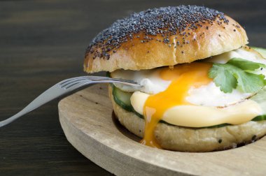 ahşap zemin üzerine yumurta ve salatalık sandviç