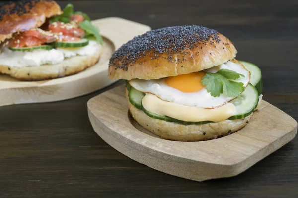 ahşap zemin üzerine yumurta ve salatalık sandviç