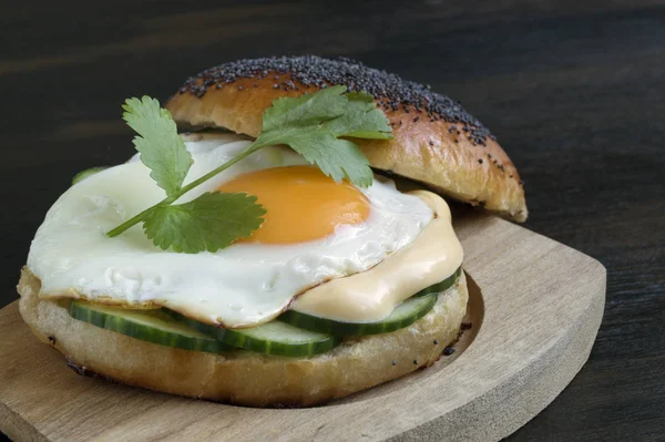 ahşap zemin üzerine yumurta ve salatalık sandviç