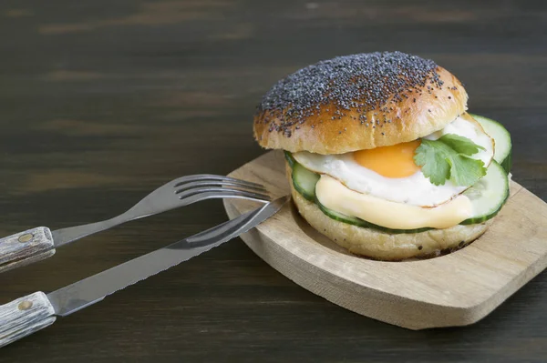 ahşap zemin üzerine yumurta ve salatalık sandviç