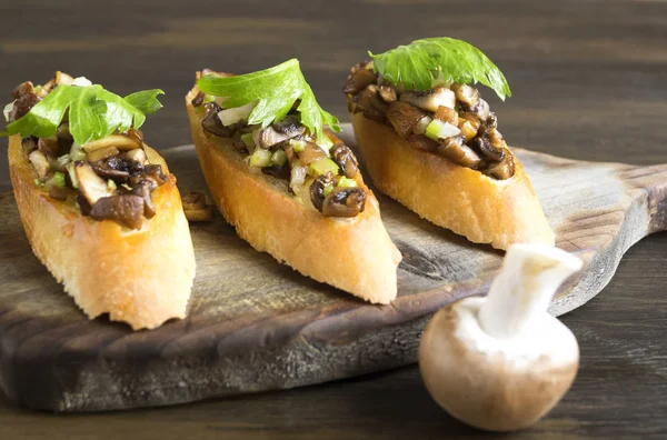 Fried baget dilimleri mantar, sarımsak ve otlar ile