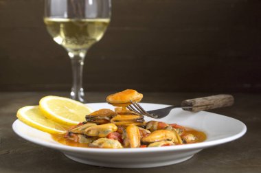 Limonlu beyaz tabakta haşlanmış midye