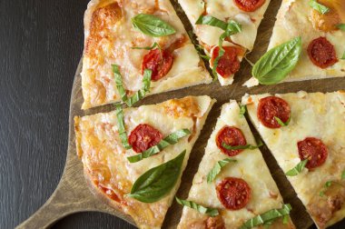 Geleneksel İtalyan yemeği, lezzetli pizza Margarita.