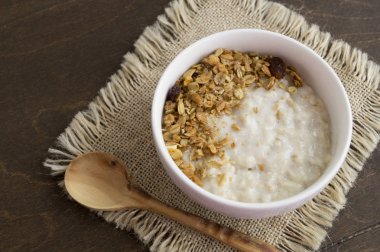 Sağlıklı kahvaltı. Yulaf ezmesi beyaz bir yay