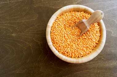 Bir bambu kase kuru kırmızı mercimek