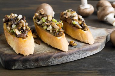 Fried baget dilimleri mantar, sarımsak ve otlar ile