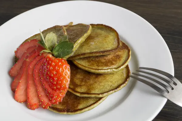 Crêpes Végétariennes Aux Fraises Mûres Sur Une Table Bois — Photo