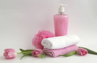 Sıvı sabun ve beyaz zemin üzerine iki havlu