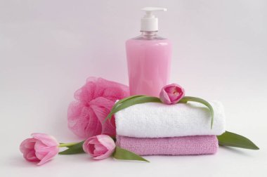 Sıvı sabun ve beyaz zemin üzerine iki havlu