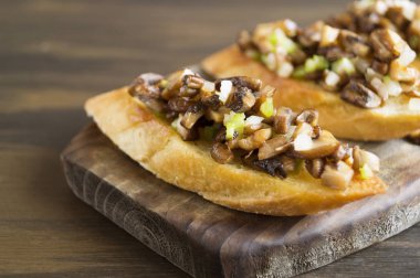 Fried baget dilimleri mantar, sarımsak ve otlar ile