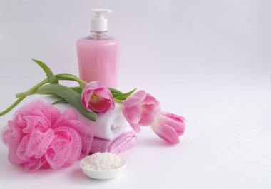 Sıvı sabun ve beyaz zemin üzerine iki havlu