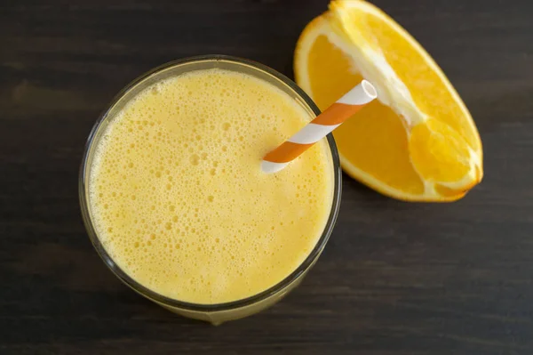 Batido Naranja Desintoxicante Saludable Una Taza Vidrio — Foto de Stock