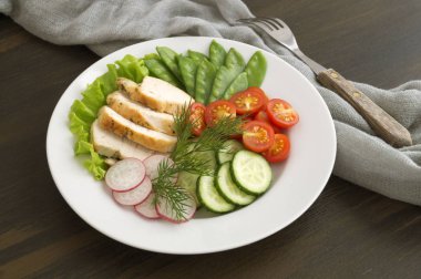 uygun bir diyet yemek, tavuk taze sebze