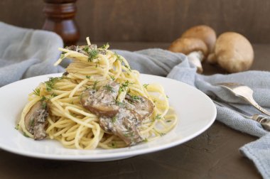 Krema soslu mantarlı spagetti. Karanlık sırtüstü