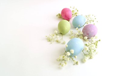 Beyaz bir arka plan üzerinde Yumurta Boyalı Paskalya renk