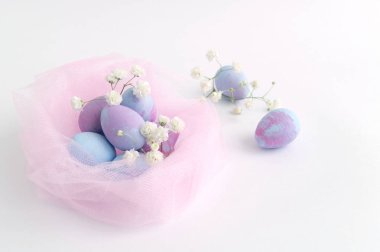 Beyaz bir arka plan üzerinde Yumurta Boyalı Paskalya renk