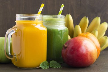 Yararlı meyve ve sebze suları. koyu arka plan üzerinde