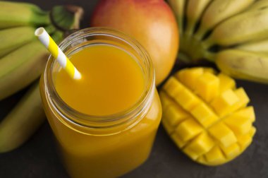 Kavanozda taze meyve suyu var. koyu arkaplanda