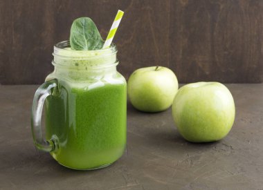 Bir mason kavanoza sağlıklı Detoks yeşil smoothie.