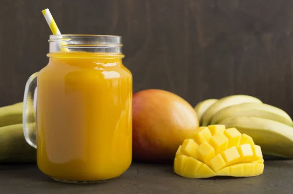 Jugo Fruta Fresca Frasco Sobre Fondo Oscuro — Foto de Stock