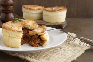 Avustralya etli börek üzerinde ahşap masa yakın çekim ile kopya alanı, rustik styl